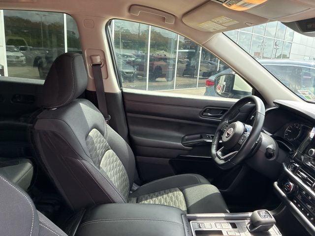 2023 Nissan Pathfinder SV