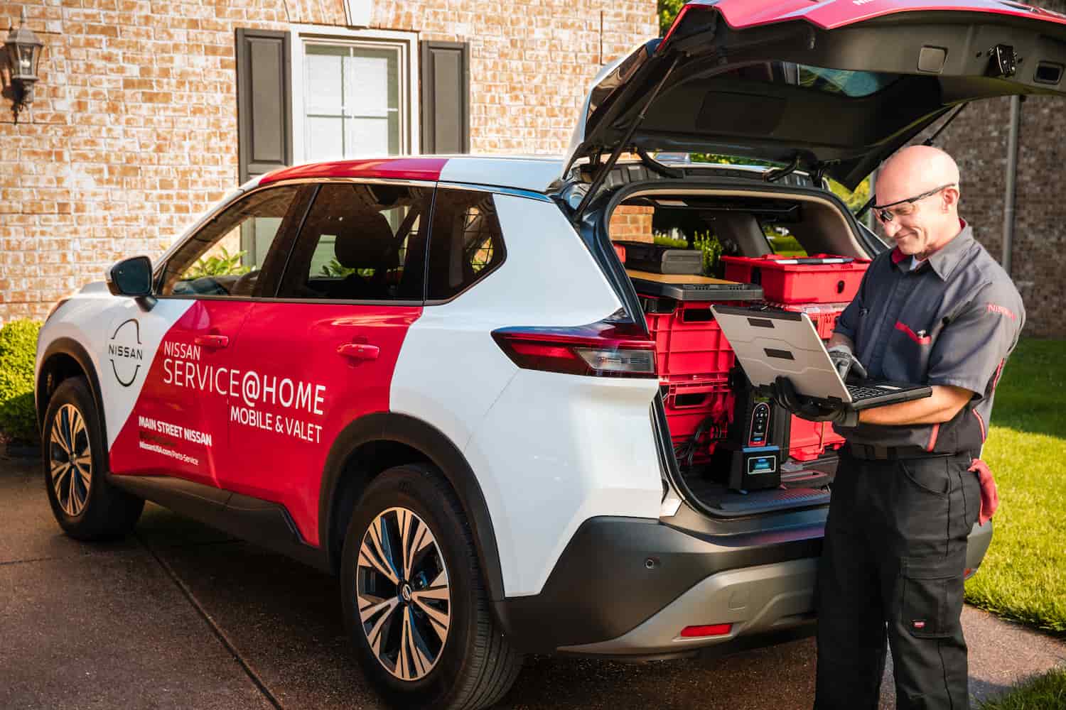 Nissan mobile service technician helping a Baton Rouge driver with convenient vehicle service